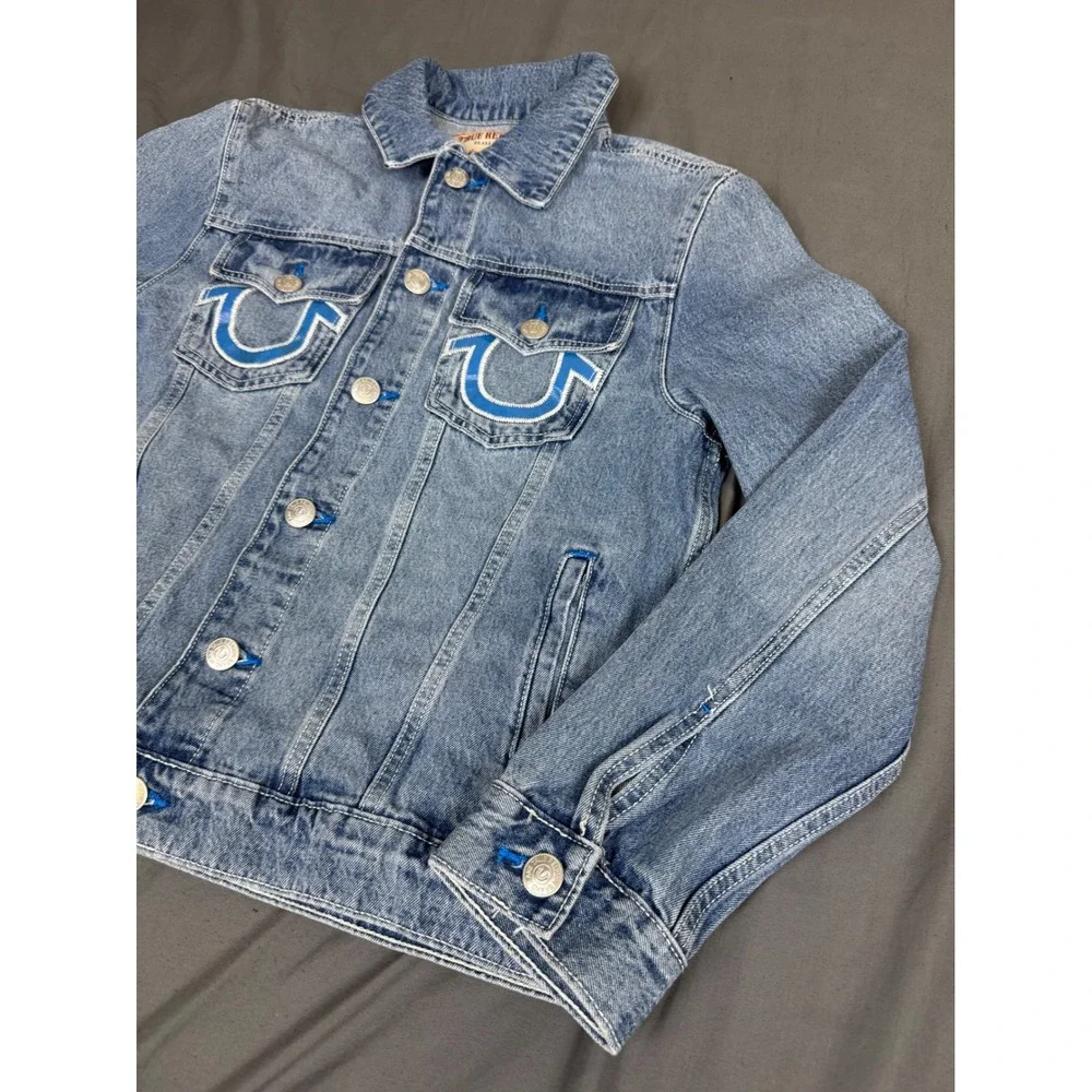 True Religion Mens Applique SN Denim Jacket Light Pacific Wash 701192 Small NWT